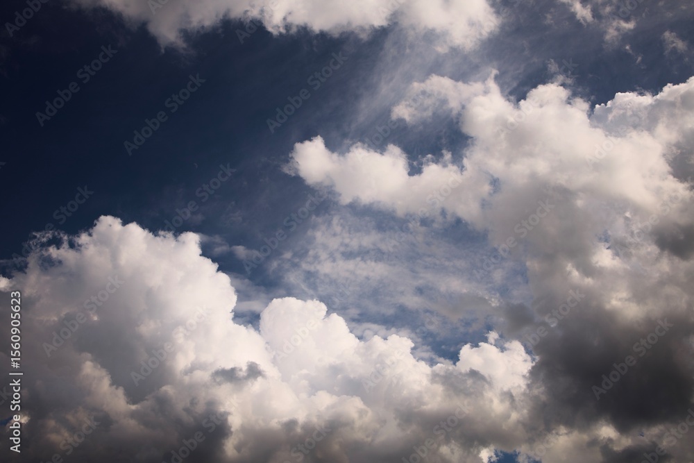 Obraz premium Puffy white clouds against a blue sky