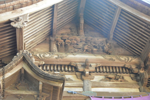 神社本堂に施された美しい木製彫刻