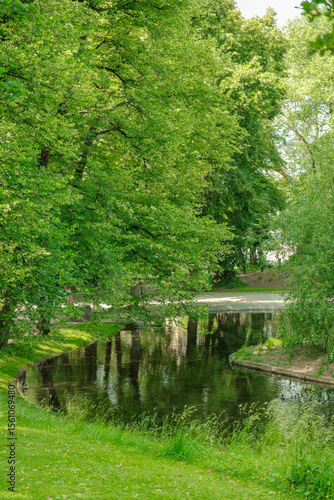 Canvas Print Summer Fountain and Pond in Oslo's Slottparken 오슬로 슬로트파르켄의 여름 분수와 연못
