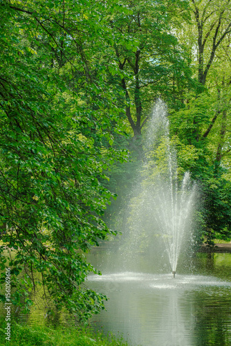 Canvas Print Summer Fountain and Pond in Oslo's Slottparken 오슬로 슬로트파르켄의 여름 분수와 연못