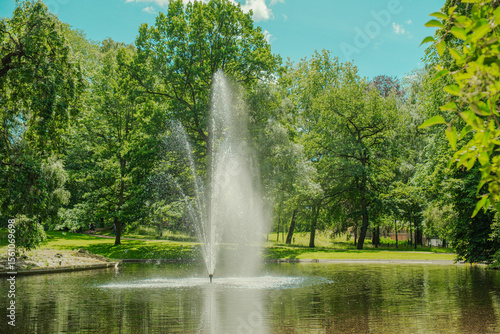 Photography Summer Fountain and Pond in Oslo's Slottparken 오슬로 슬로트파르켄의 여름 분수와 연못