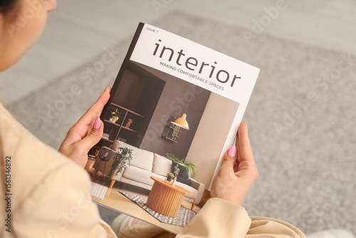 Foto Beautiful young woman with magazine at home, closeup