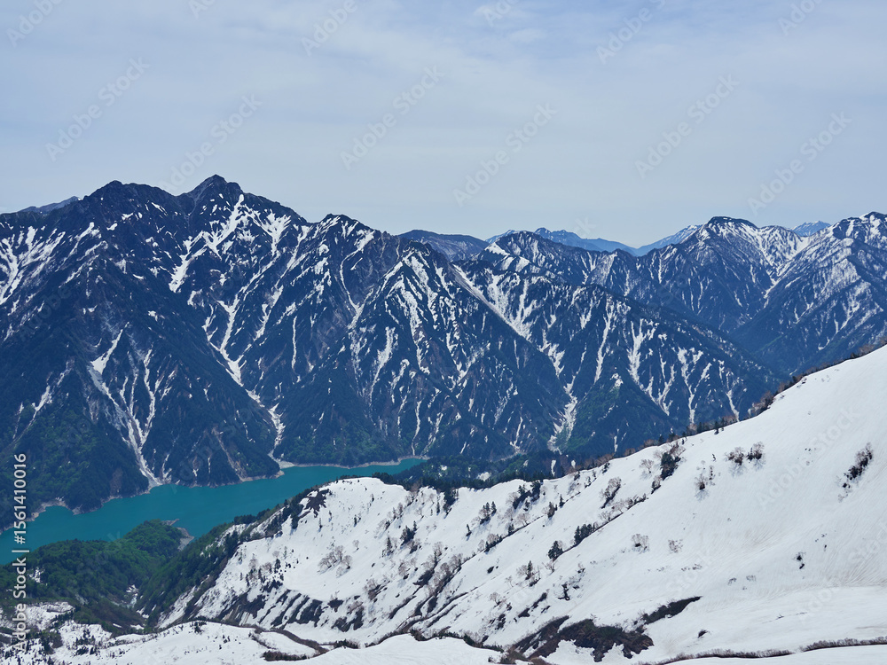 Obraz premium 春の観光名所立山黒部アルペンルートの立山連峰の雪景色と黒部ダムの風景