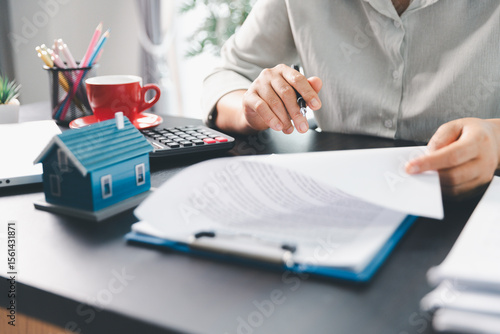 Papier peint Real estate agent agree to buy home to clients agency office