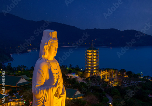 Foto Serene night view of lady buddha statue and linh ung pagoda in Da nang, Vietnam