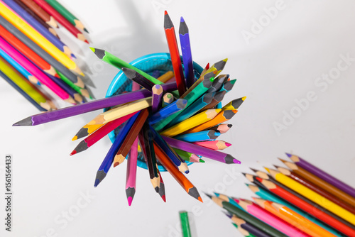 Foto Pencils of various colors are organized in a blue holder, creating a vibrant display perfect for back to school