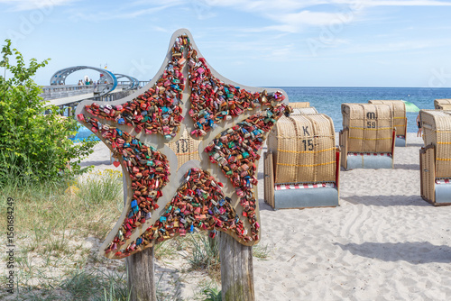 Liebesschlösser auf einem Holzstern in Kellenhusen, Ostsee, Schleswig-Holstein, Deutschland