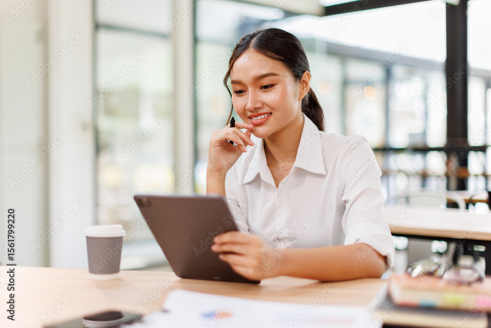 Obraz premium Young asian business woman manager accounting analyst checking bills, analyzing sales statistics management, taxes financial data documents or marketing report papers working in office using laptop. 