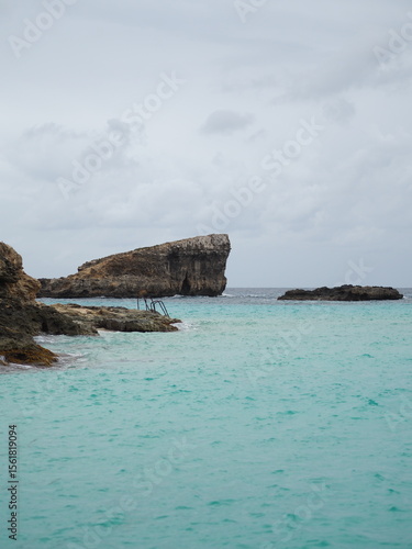 Piękna niebieska woda nad Maltą, morze 