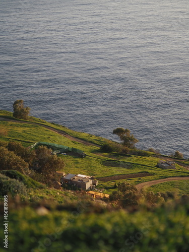 widok na morze nad skałami 