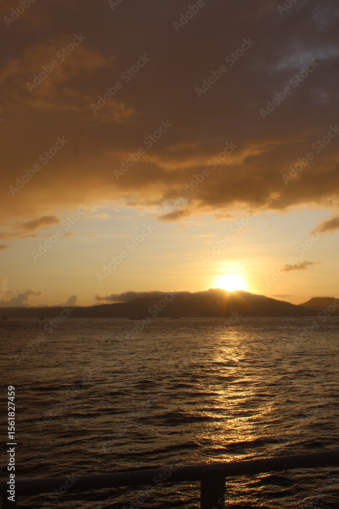 Obraz premium sunset over the sea