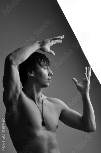 homem dançarino performático em pose artística 