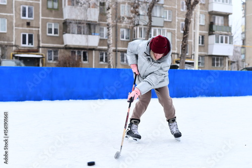 Canvas Print People skate and play ice hockey in the yard