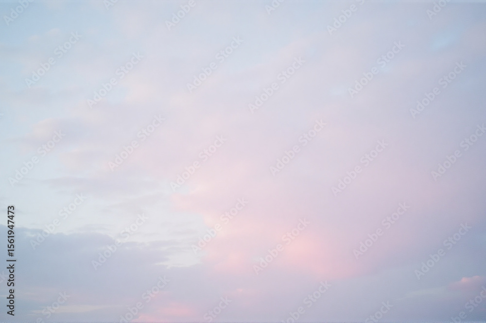 Obraz premium View of a cloudy sky with a pink cloud in the middle