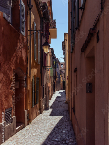 Ruelle dans le vieux Saint-Laurent-du-Var près de Nice