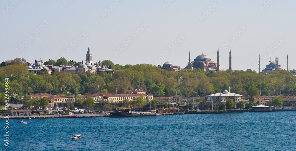 Obraz premium Topkapi Palace before Marmara sea, Istanbul, Turkey
