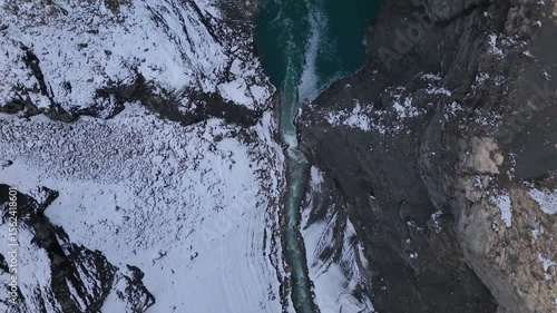 Vue aérienne d'un torrent de montagne se jetant dans un lac