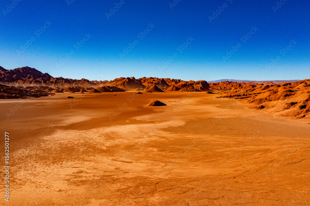 Fototapeta premium Vista panorámica del valle rojizo del Desierto del Diablo en Salta, Argentina