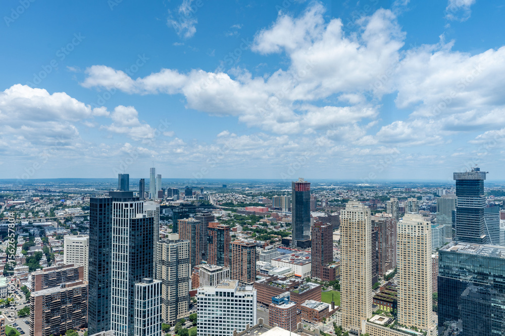 Naklejka premium Stunning East River view of New York City skyline and iconic bridges on clear day