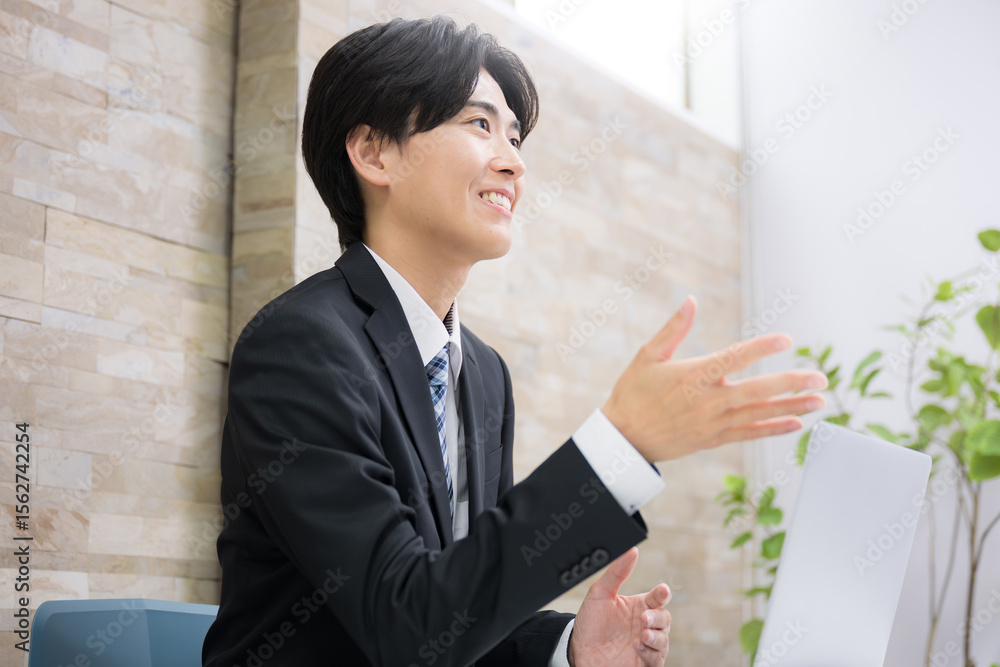 Fotobehang Ridders お客様に説明する若手の営業マンなどのイメージ　説明やプレゼンの横顔 #1562742254