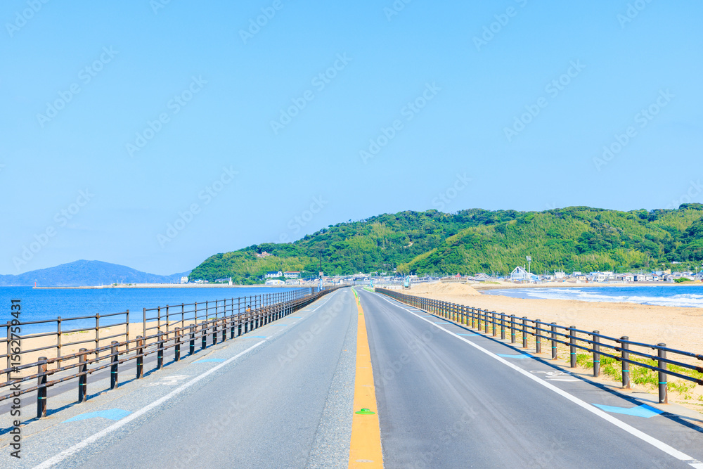 Obraz premium 初夏の志賀島へと続く一本道 福岡県福岡市 A road leading to Shikanoshima in early summer. Fukuoka Pref, Fukuoka City.