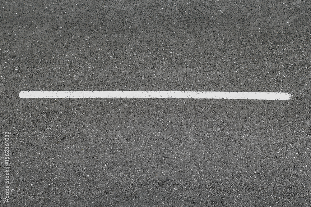 Fototapeta premium Ligne blanche sur asphalte 