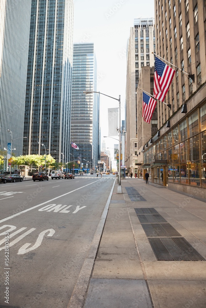 Obraz premium Flat design is showing downtown avenue with glass towers, pedestrian walking, flags