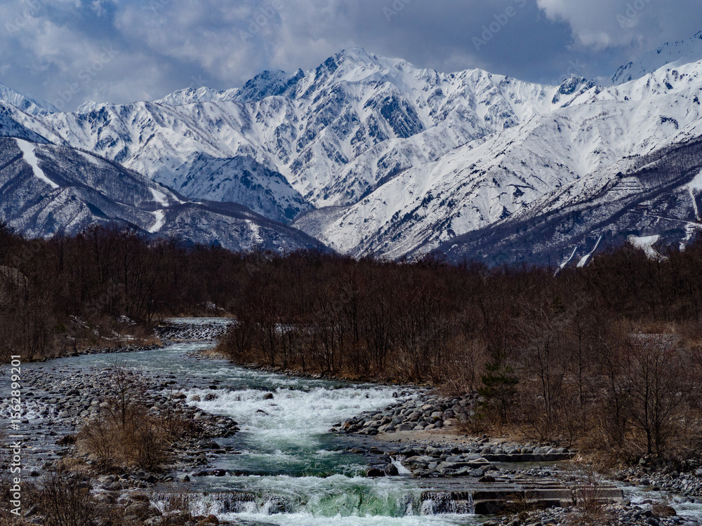 Fototapeta premium 青空と雪の北アルプス 長野県白馬村
