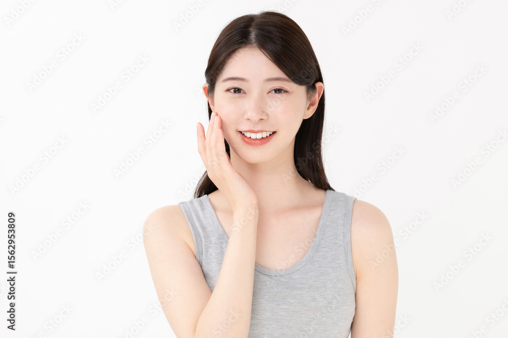 スキンケアをする女性 スキンケアをする女性