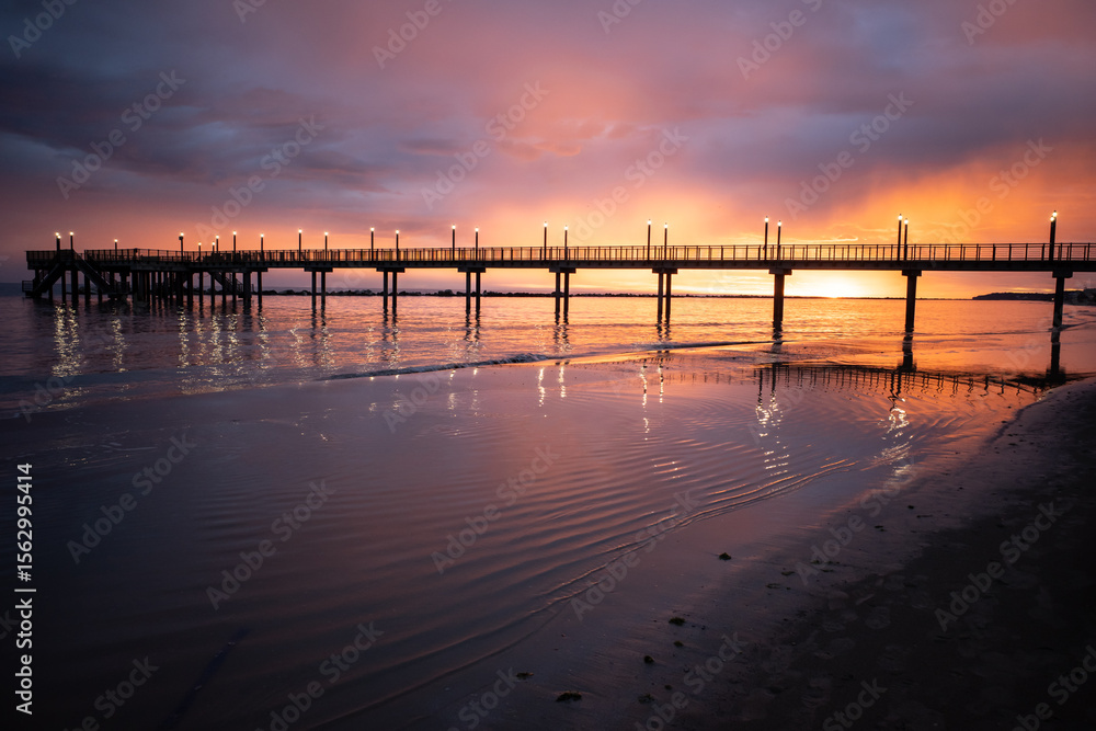 Obraz premium The wharf of Francavilla al Mare in a splendid sunrise