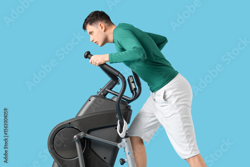 Sporty young man training o...