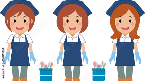 両手を下ろし、笑顔の紺色エプロンの女性清掃員