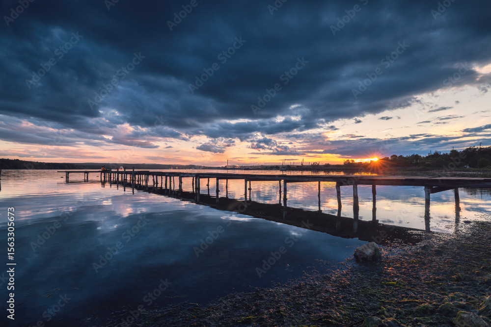 Obraz premium Small Dock at the lake