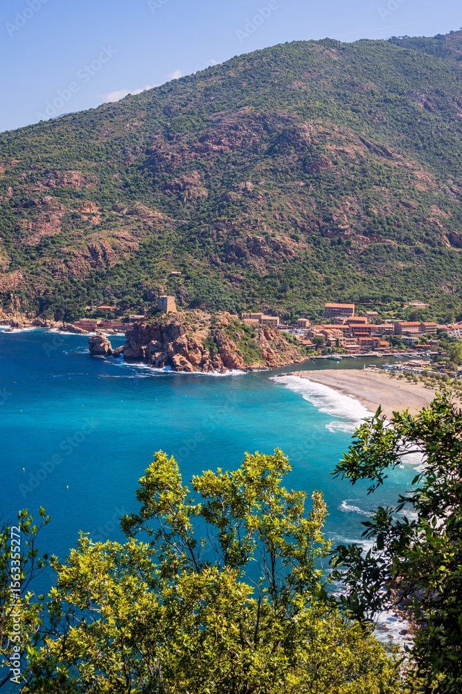 Obraz premium Vue sur le golfe de Porto, le village et ses rochers rouges en Corse du Sud en France