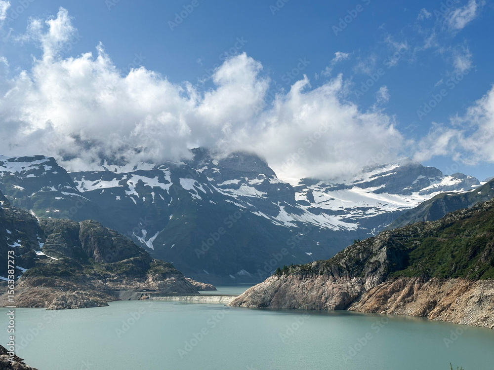 Obraz premium Glacial lake surrounded by Swiss Alps in sunny weather
