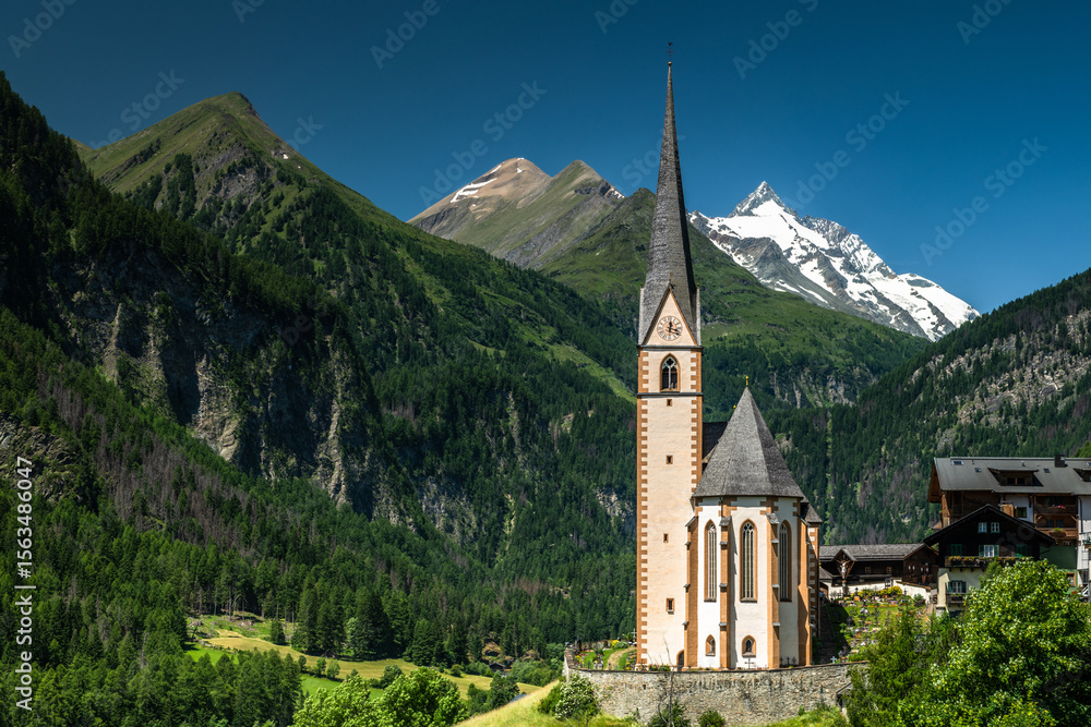 Fototapeta premium Heiligenblut Parish Church in Summer Alps