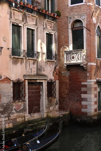 une maison ancienne à Venise en Italie, au bord d'un canal avec des gondoles. 