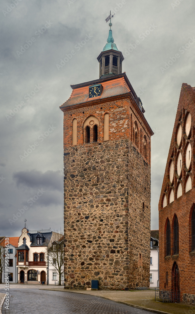 Obraz premium Regenwolken über dem denkmalgeschützten Marktturm, dem ältesten erhaltenen Bauwerk in Luckenwalde - Ansicht von Westen, Inschriften retuschiert
