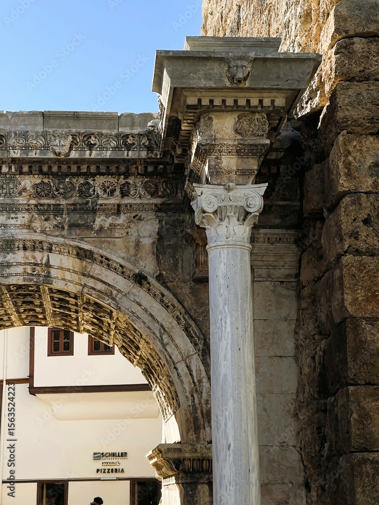 Obraz premium Antalya, Turkey - February 2025: Walk around the old town, gate and Hadrin arch.