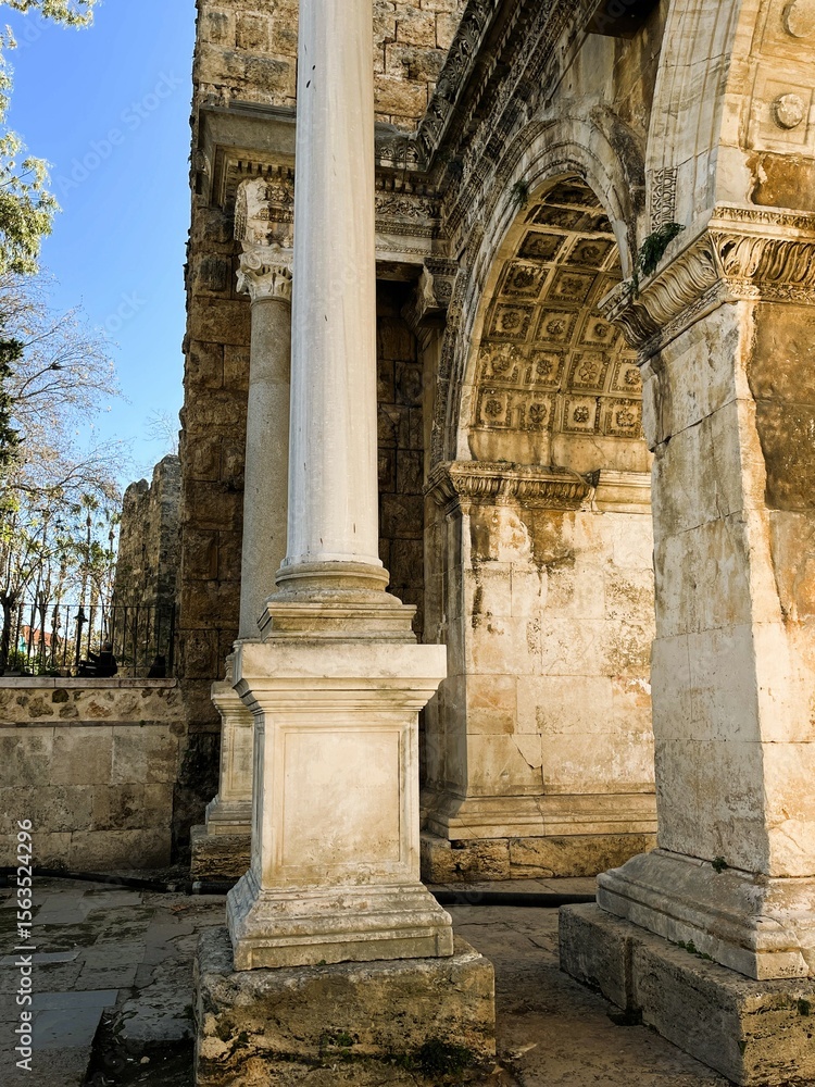Obraz premium Antalya, Turkey - February 2025: Walk around the old town, gate and Hadrin arch.