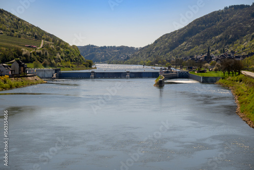 Foto The Mosel river lock at St