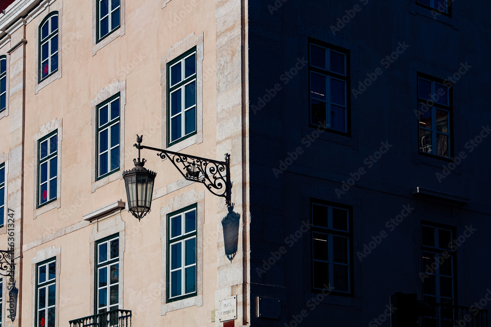 Naklejka premium Harsh light and shadow from people and objects in the city