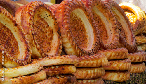 Fotografía Traditional round Kyrgyz bread, close-up, golden crust, ethnic cuisine, Central Asian food, baked goods, cultural tradition, circular shape, flatbread, texture detail, local bakery, authentic food