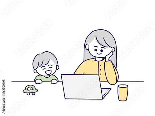 子供と会話をしながら仕事をする女性