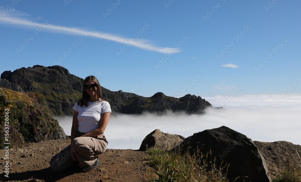Fototapeta premium Une jeune fille à Pico do Arriero - Madère