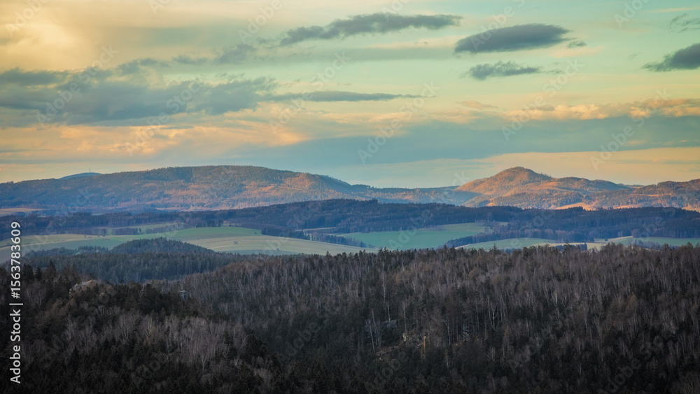Obraz premium Majestic Mountain Landscape Under Colorful Sky