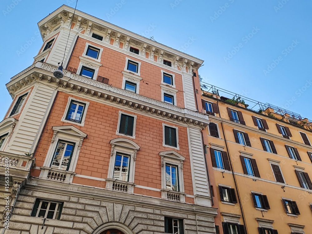 Naklejka premium Rome, Italy - September 20, 2025, view of a historic building in a neighborhood of Rome's historic center.