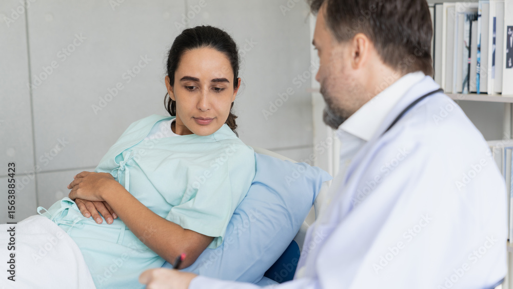 Obraz premium Specialist doctors providing medical treatment and discussing test results with patients in a hospital setting. Healthcare and wellness concept.