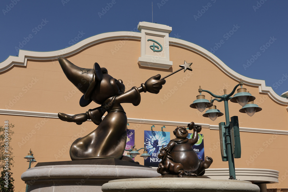 Naklejka premium Juillet 2025, France : Parc à thème Disneyland Paris et Disney Adventure World (Walt Disney Studios)