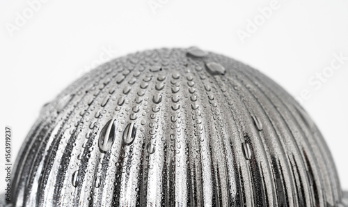 Schilderij op canvas Metallkuppel mit Wassertropfen